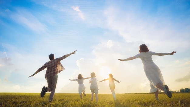 Família feliz em caminhada de verão