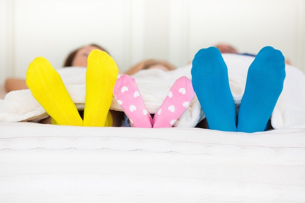 Família feliz em casa. conceito de conforto e relaxamento no inverno