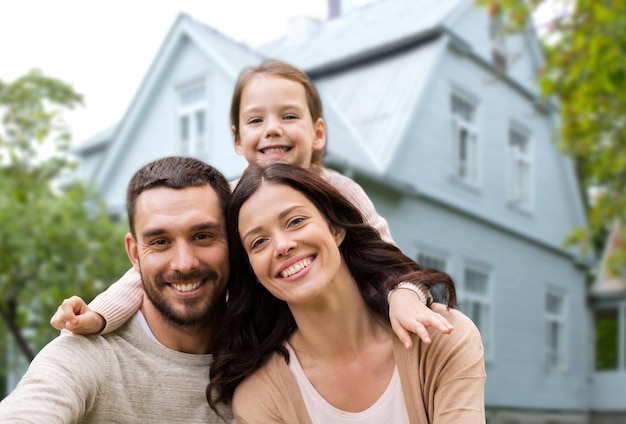 Família feliz em casa de fundo