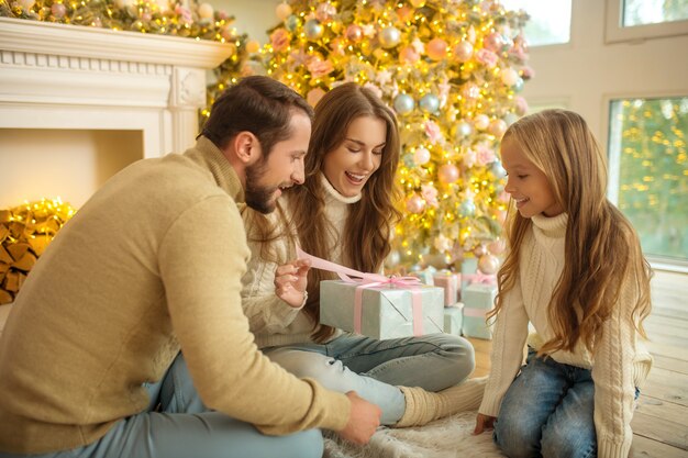 Família feliz em casa durante o natal