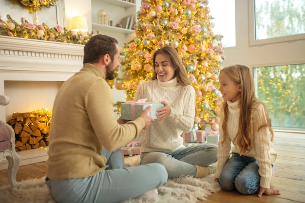 Família feliz em casa durante o natal