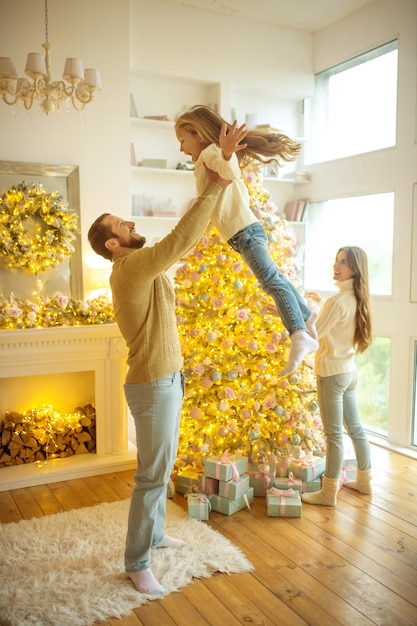 Família feliz em casa durante o natal