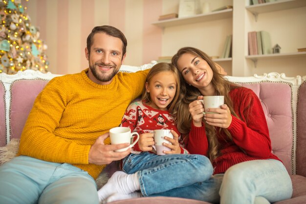 Família feliz em casa durante o natal