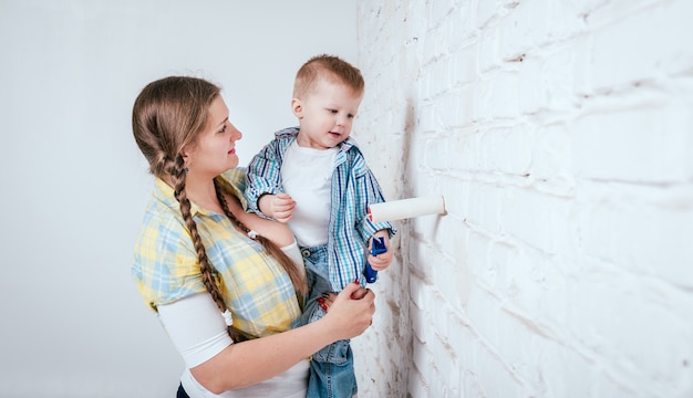 Família feliz em casa nova. Construção, reparação, interior.