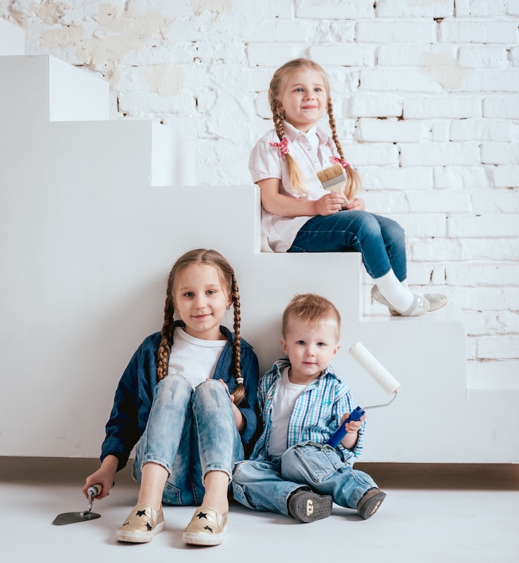 Foto família feliz em casa nova. construção, reparação, interior.