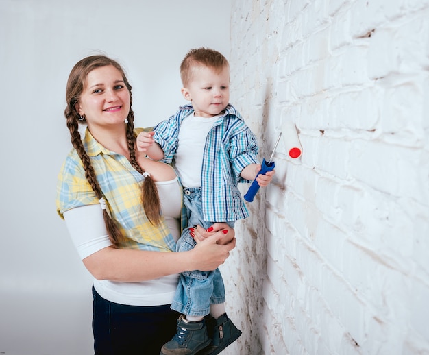 Família feliz em casa nova. Construção, reparação, interior.