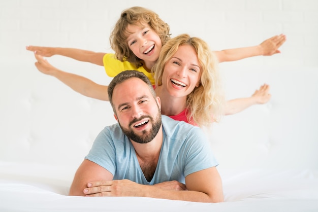 Família feliz em casa. pai, mãe e filho se divertindo juntos.