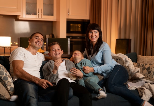 Família feliz em casa tiro médio