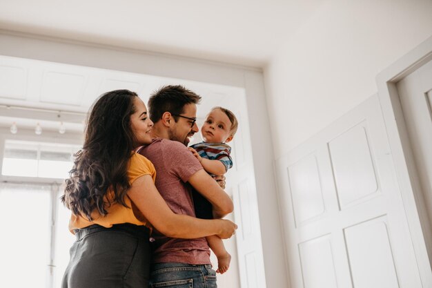 Foto família feliz em casa.