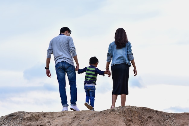 Família feliz em férias em família