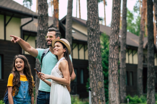 família feliz em férias