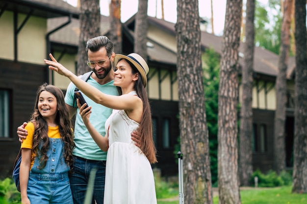 família feliz em férias