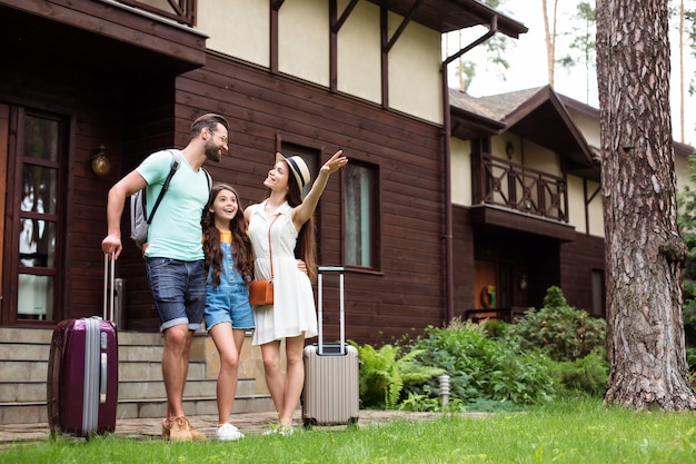 família feliz em férias