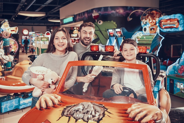 Família feliz, em, parque divertimento