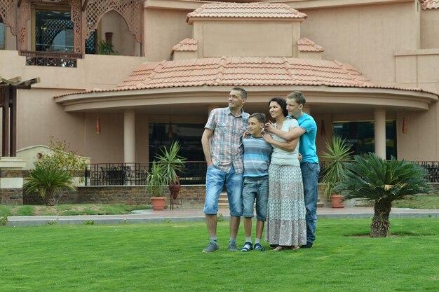 Família feliz em ressort tropical