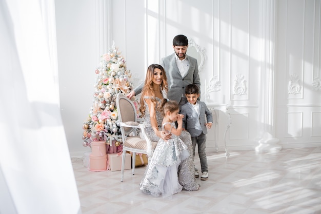 família feliz em roupas elegantes no interior do ano novo