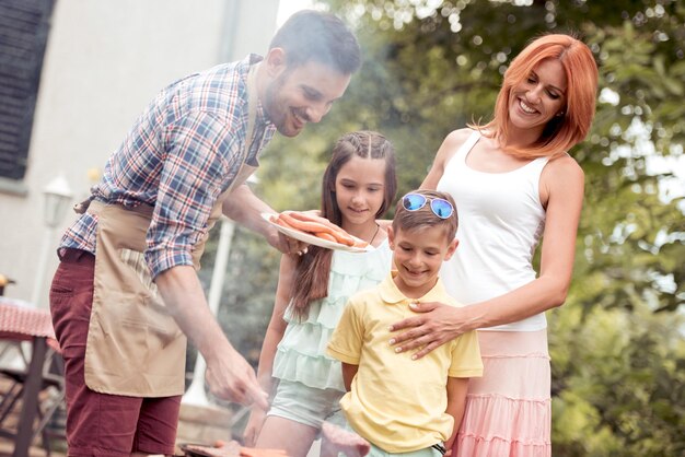 Família feliz em seu jardim