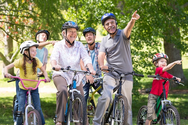 Família feliz em sua bicicleta no parque