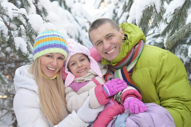 Família feliz em um belo dia ensolarado de inverno ao ar livre na natureza