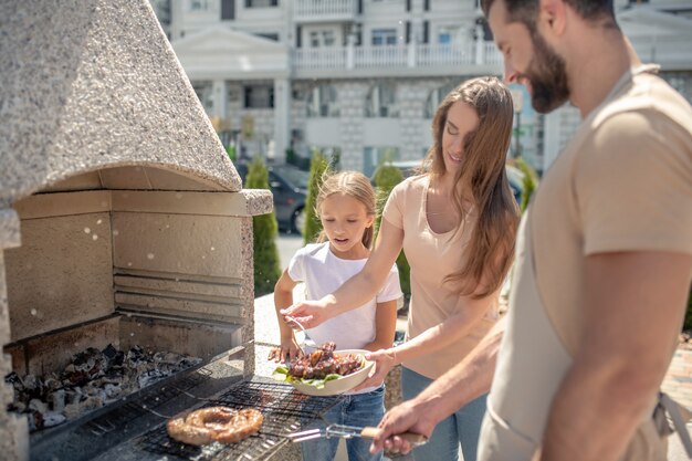 Família feliz em um churrasco juntos