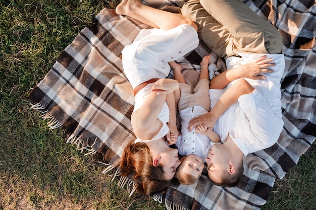 Família feliz em um dia ensolarado de verão