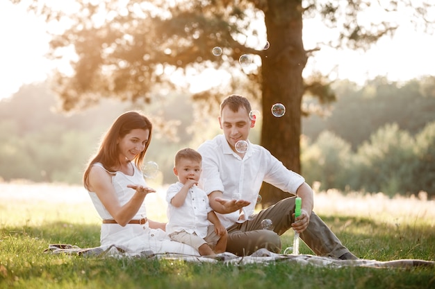 Família feliz em um dia ensolarado de verão