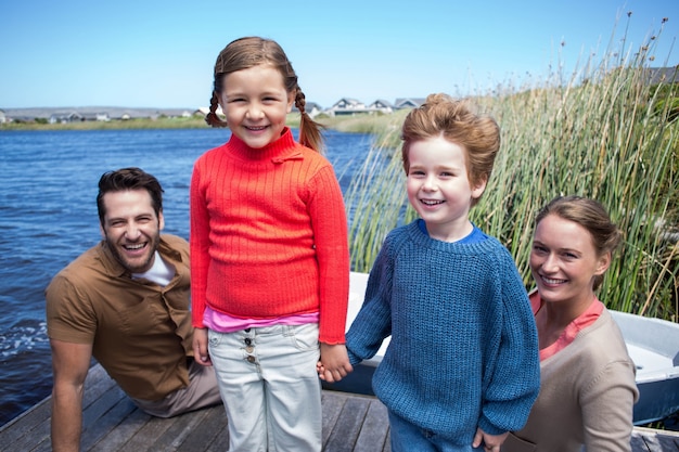 Família feliz em um lago