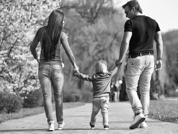 Família feliz em um parque florido