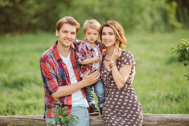 Família feliz em um parque