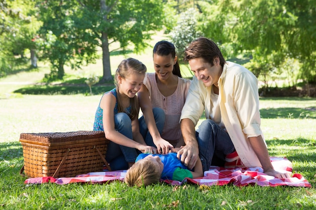 Família feliz em um piquenique no parque