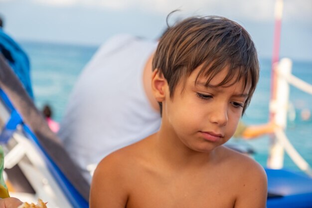 Família feliz em um piquenique perto do mar