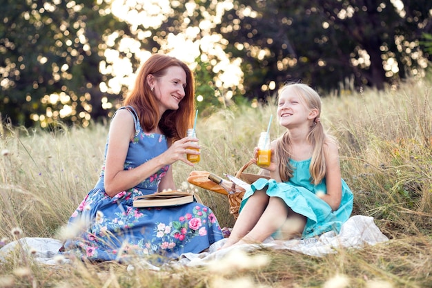 Família feliz em um piquenique