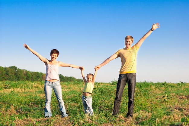 Família feliz em um prado