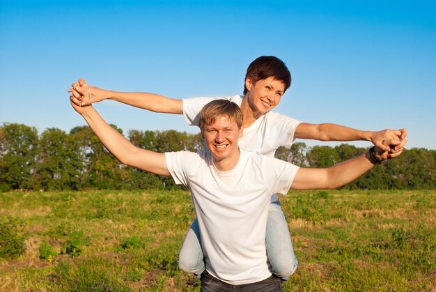 Família feliz em um prado