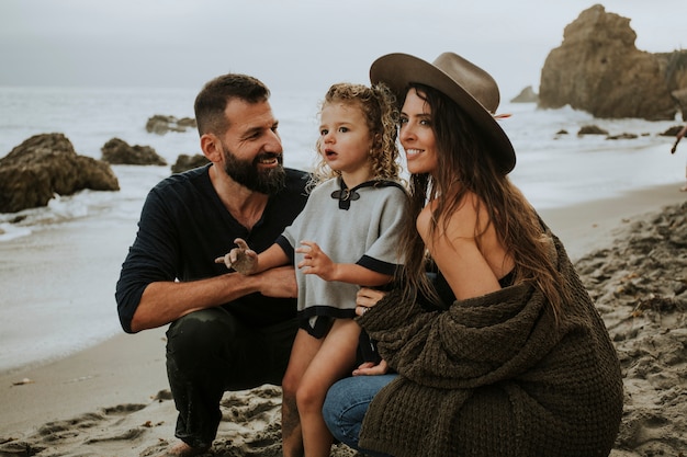 Família feliz, em, um, praia