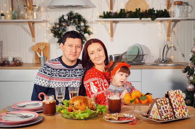 Família feliz em uma mesa festiva de natal.