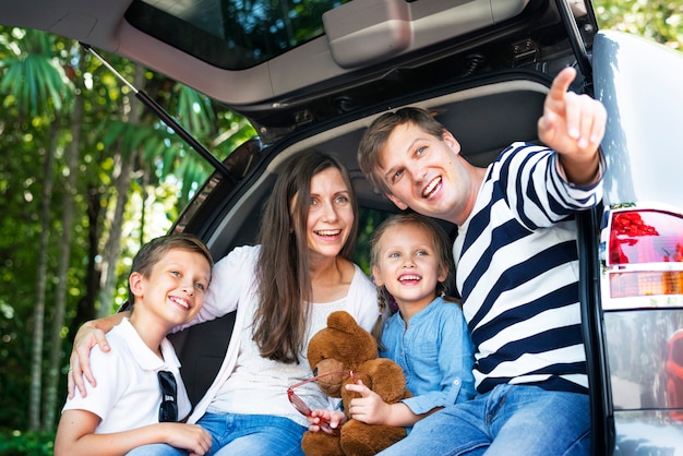 Família feliz em uma viagem