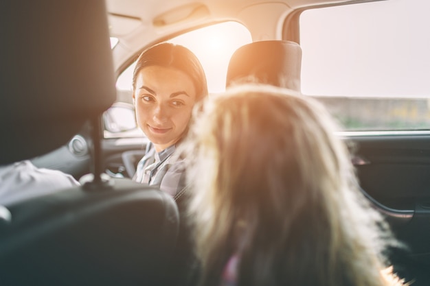 Família feliz em viagem de carro