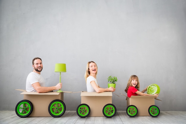 Família feliz entrando no novo lar Pai, mãe e filho se divertindo juntos Dia da mudança de casa