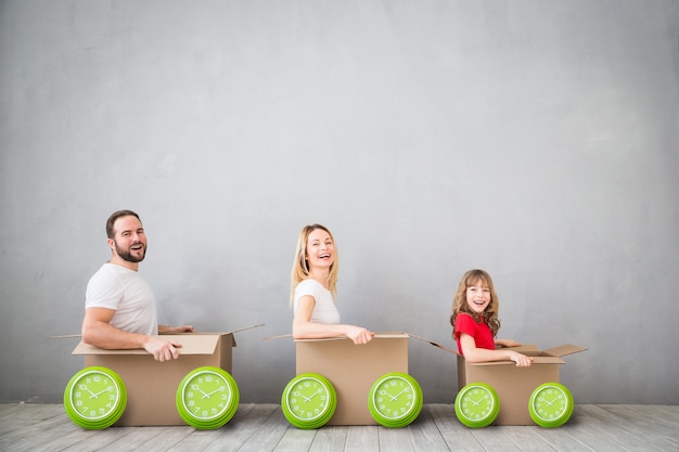 Família feliz entrando no novo lar Pai, mãe e filho se divertindo juntos Dia da mudança de casa