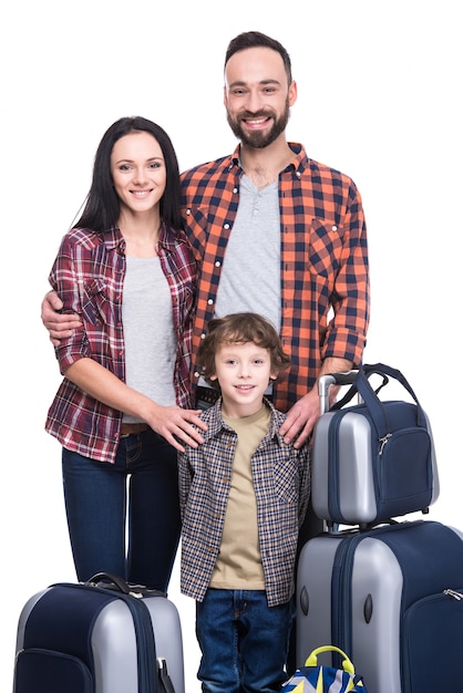 Familia feliz con equipaje está listo para viajar.