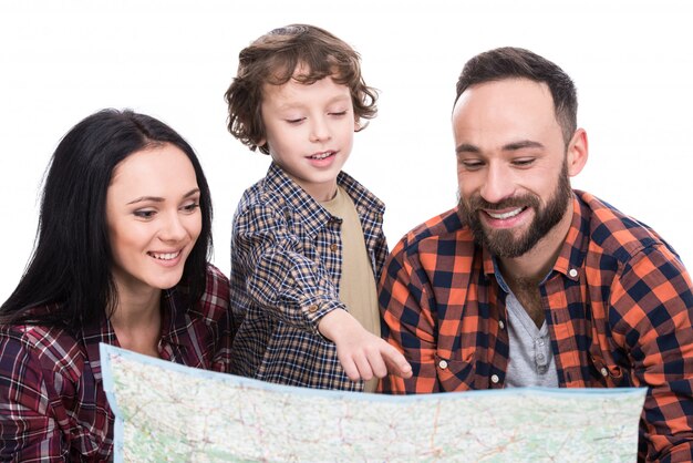 Familia feliz con equipaje y mapa están listos para viajar.