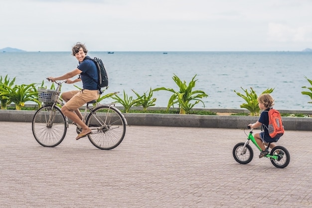 Familia feliz es andar en bicicleta al aire libre y sonriendo