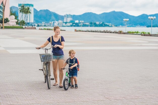 Familia feliz es andar en bicicleta al aire libre y sonriendo