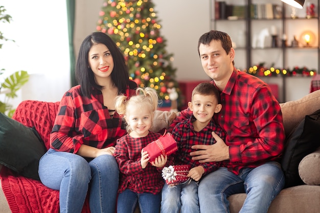 Familia feliz esperando año nuevo en casa