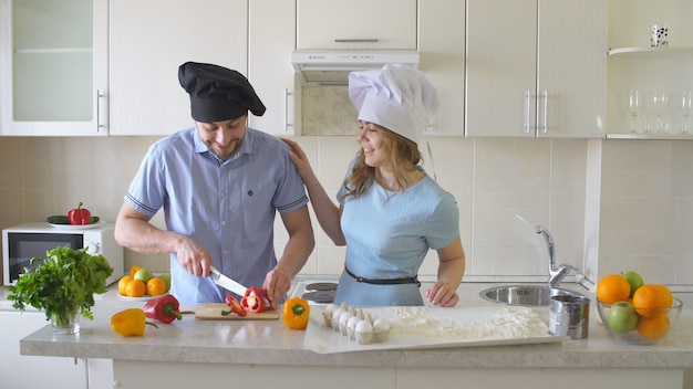 Família feliz está cozinhando na cozinha