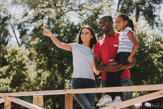 Família feliz está descansando no fim de semana juntos.