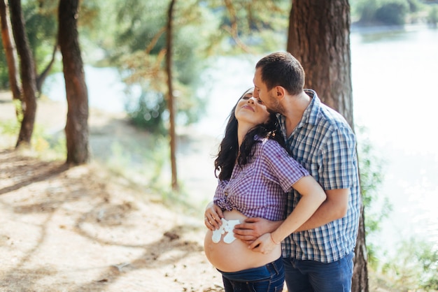 Família feliz está esperando seu bebê