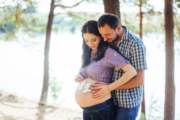 Família feliz está esperando seu bebê