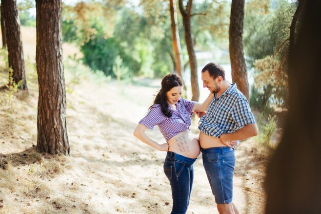 Familia feliz está esperando a su bebé